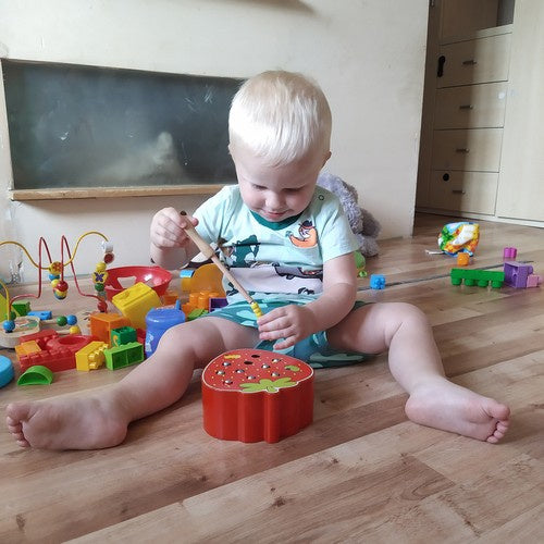 Holzspiel Erdbeere 22411
