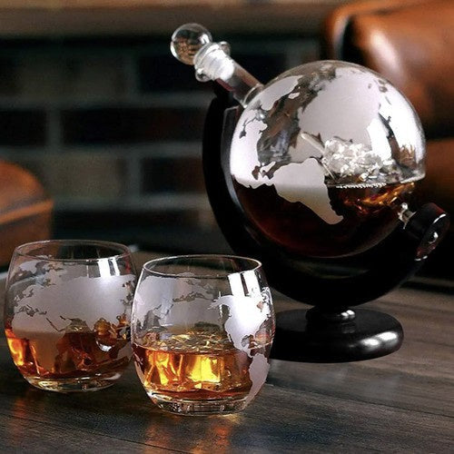 Whisky Karaffe Globus Set mit 2 Gläsern 850 ml Steinkühlwürfeln Holzständer