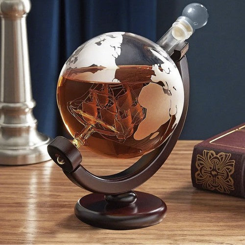 Whisky Karaffe Globus Set mit 2 Gläsern 850 ml Steinkühlwürfeln Holzständer