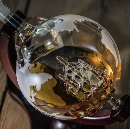 Whisky Karaffe Globus Set mit 2 Gläsern 850 ml Steinkühlwürfeln Holzständer