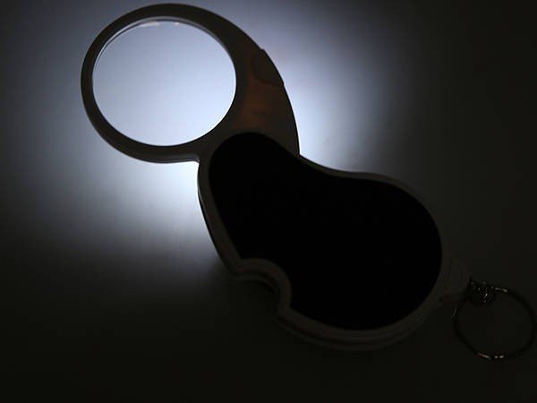 Kompakte LED - Lupe mit 4x Vergrößerung - ideal für Juweliere und Hobbyisten - Easy2sell - Deluxe